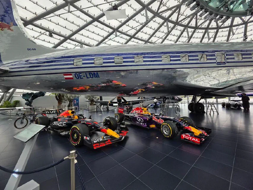 F1 머신과 비행기