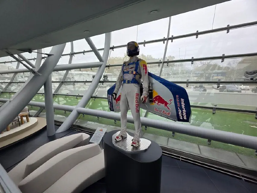 Hangar-7 내부