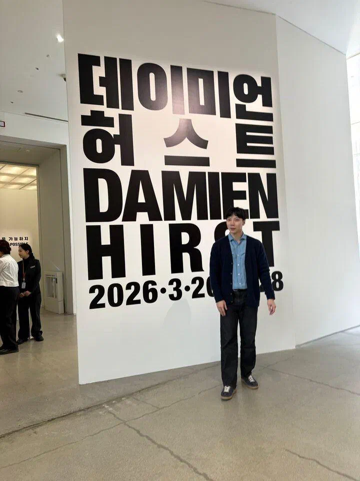 전시 입구에서