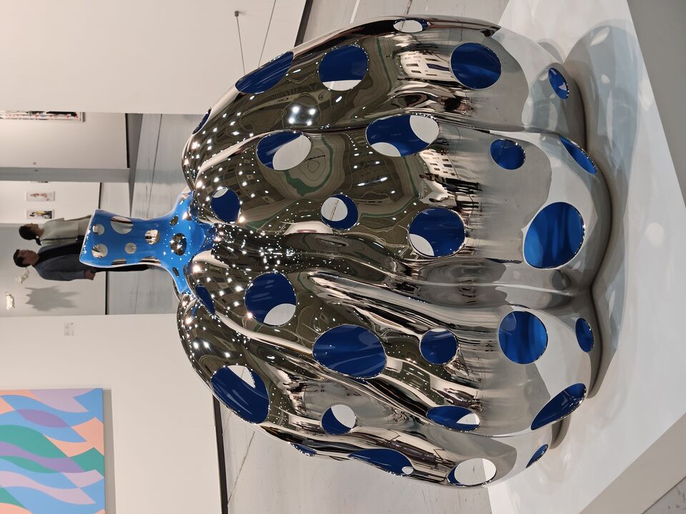 은색 메탈 소재의 호박