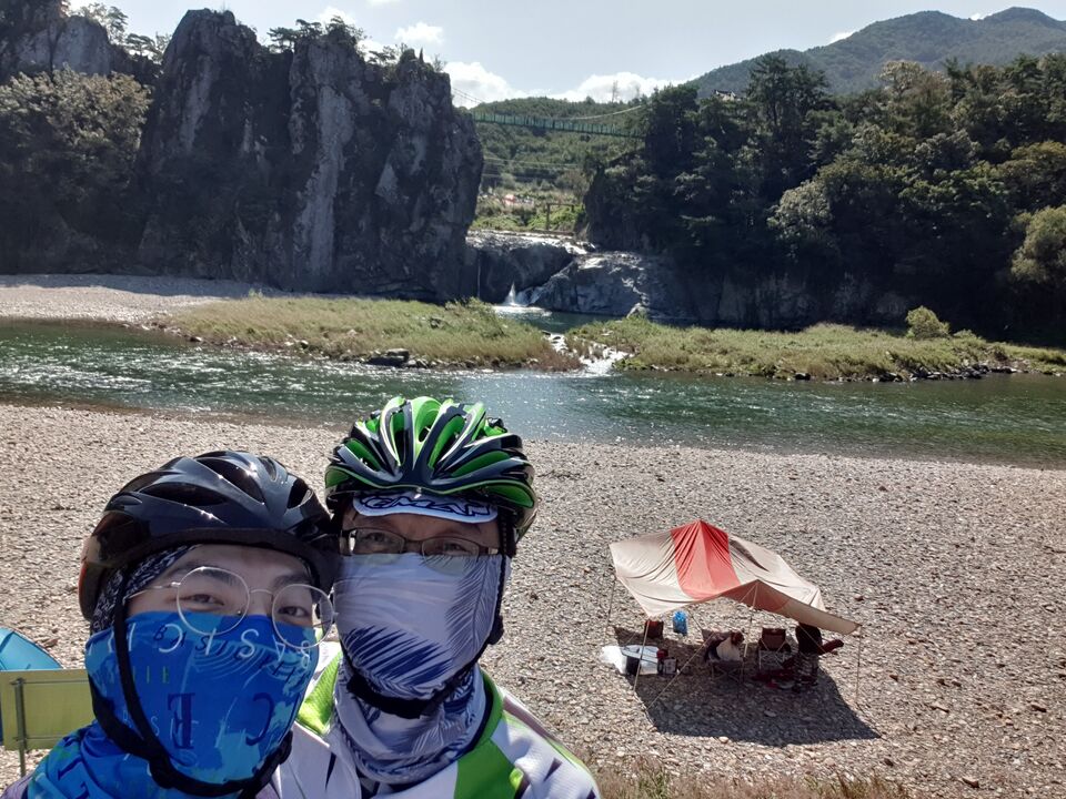 충주댐 넘어 캠핑하는 사람들