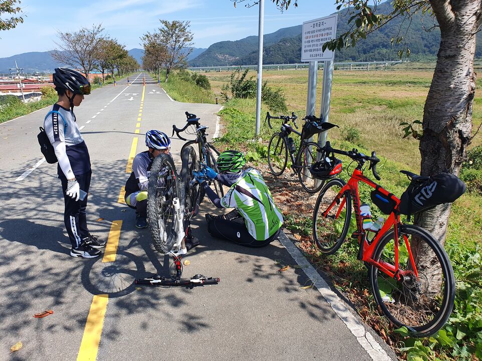 자전거 고쳐준 부자
